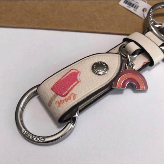 COACH(コーチ)のラスト1 コーチ　新品　キーホルダー　アイス柄　ホワイト　かわいい レディースのファッション小物(キーホルダー)の商品写真