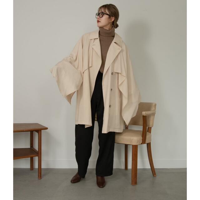 amiur ウェーブデザインショートコート ベージュ レディースのジャケット/アウター(トレンチコート)の商品写真