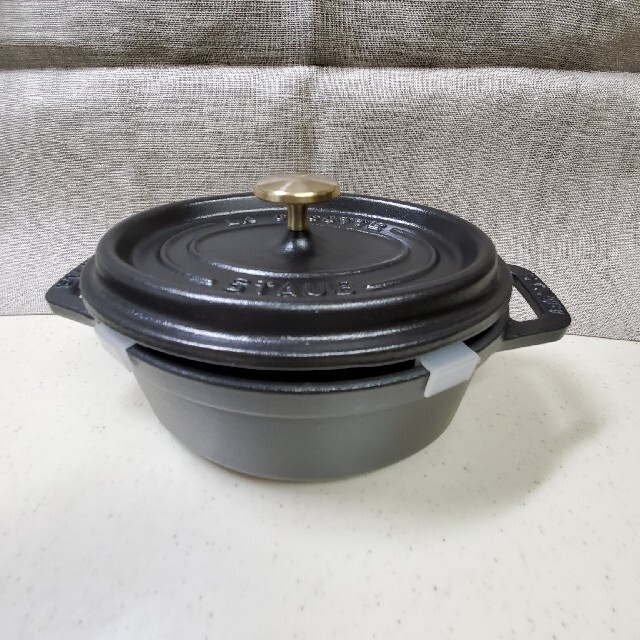 STAUB(ストウブ)の（もすけ様専用）ストウブ（STAUB） ピコ・ココット オーバル 15cm インテリア/住まい/日用品のキッチン/食器(鍋/フライパン)の商品写真