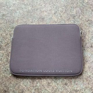 ルイヴィトン(LOUIS VUITTON)の匿名配送　ルイヴィトン財団　美術館限定ノートブックPC13インチ用バック(iPadケース)