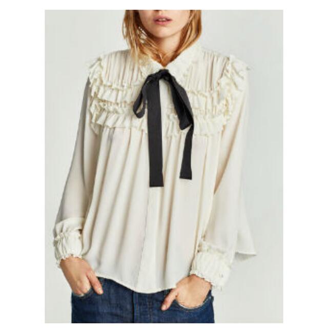 ZARA(ザラ)の【未使用】ZARAリボンタイフリルブラウス レディースのトップス(シャツ/ブラウス(長袖/七分))の商品写真