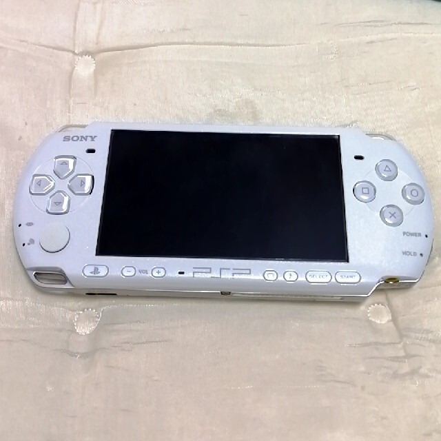 PlayStation Portable(プレイステーションポータブル)のpsp 3000 本体 ホワイト エンタメ/ホビーのゲームソフト/ゲーム機本体(携帯用ゲーム機本体)の商品写真