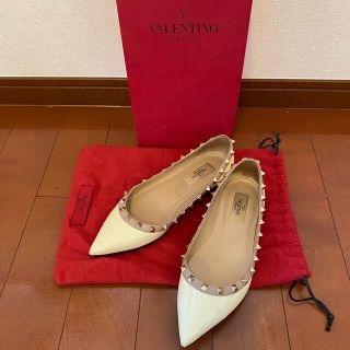 ヴァレンティノガラヴァーニ(valentino garavani)のお値下げ‼︎ヴァレンティノ ロックスタッズエナメル バレリーナ　ライトアイボリー(ハイヒール/パンプス)