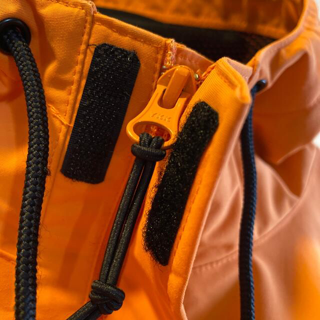 carhartt(カーハート)のカーハート　ナイロンプルオーバー　Sサイズ　パーカー メンズのトップス(パーカー)の商品写真