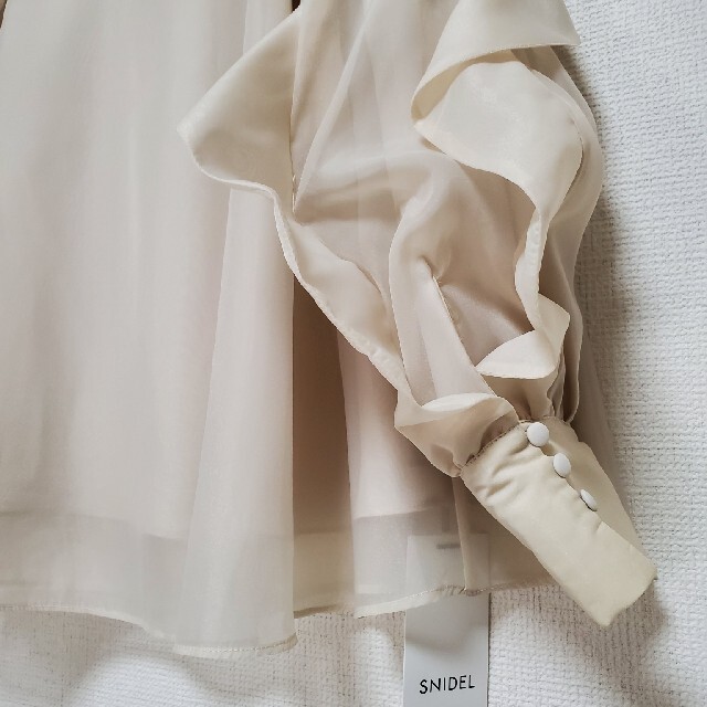 SNIDEL(スナイデル)のオーガンシースルーブラウス ホワイト レディースのトップス(シャツ/ブラウス(長袖/七分))の商品写真