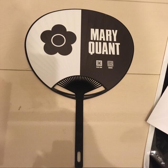 MARY QUANT(マリークワント)のマリークワント　うちわ　ショッパー レディースのバッグ(ショップ袋)の商品写真