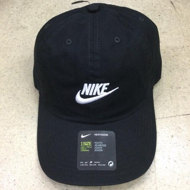 NIKE(ナイキ)のナイキ キッズキャップ　黒生地　新品　未使用　送料込み　子供サイズ　ジュニア キッズ/ベビー/マタニティのこども用ファッション小物(帽子)の商品写真