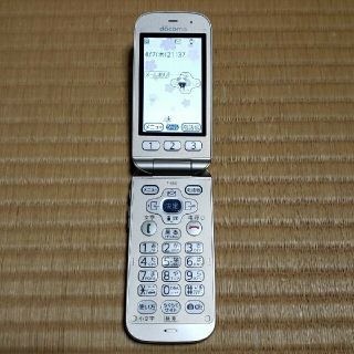 フジツウ(富士通)の美品　ドコモ　らくらくホンベーシック4　F-01G(ゴールド)(携帯電話本体)