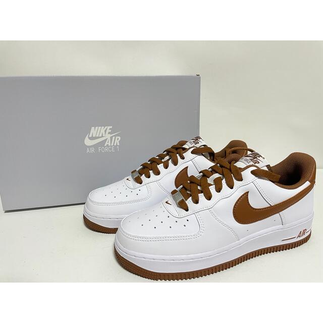 NIKE(ナイキ)の【新品】24㎝　NIKE AIR FORCE 1 ’07 ホワイト/ブラウン メンズの靴/シューズ(スニーカー)の商品写真