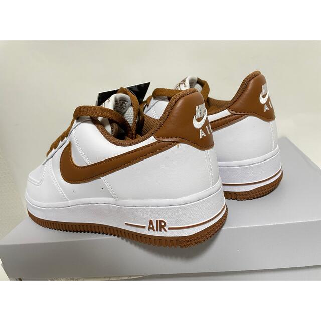 NIKE(ナイキ)の【新品】24㎝　NIKE AIR FORCE 1 ’07 ホワイト/ブラウン メンズの靴/シューズ(スニーカー)の商品写真