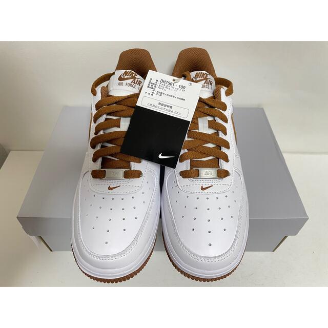 NIKE(ナイキ)の【新品】24㎝　NIKE AIR FORCE 1 ’07 ホワイト/ブラウン メンズの靴/シューズ(スニーカー)の商品写真