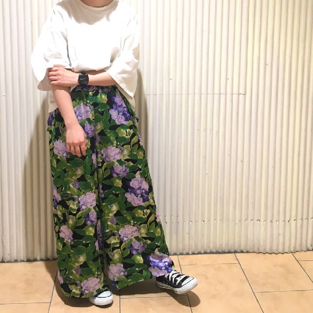 Dot&Stripes CHILDWOMAN(ドットアンドストライプスチャイルドウーマン)の《井沢のぶ子コラボ》　あじさいプリント　ワイドパンツ レディースのパンツ(カジュアルパンツ)の商品写真