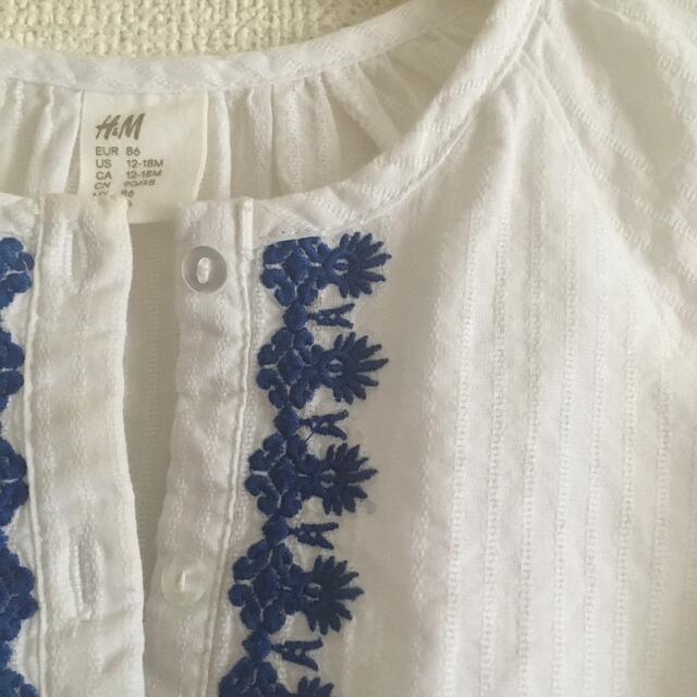 H&M(エイチアンドエム)のワンピース　白　刺繍　綿100 コットン キッズ/ベビー/マタニティのベビー服(~85cm)(ワンピース)の商品写真