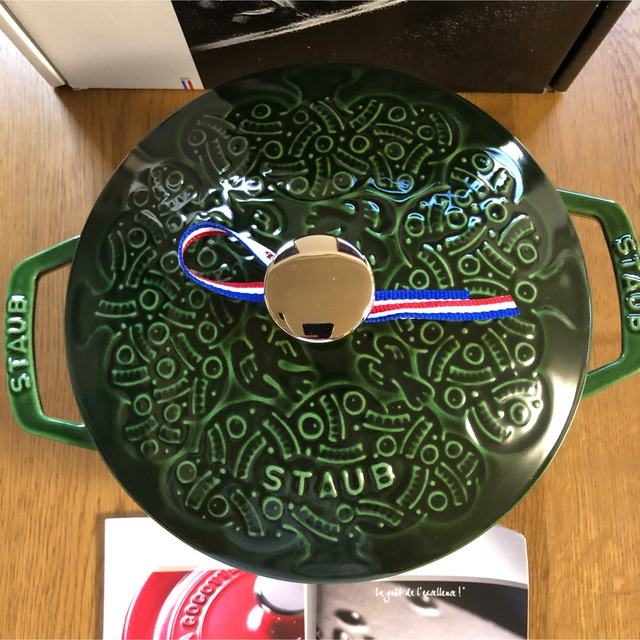 STAUB(ストウブ)の新品ストウブ フォレスト ココット ミナ ペルホネンstaub バジルグリーン インテリア/住まい/日用品のキッチン/食器(鍋/フライパン)の商品写真