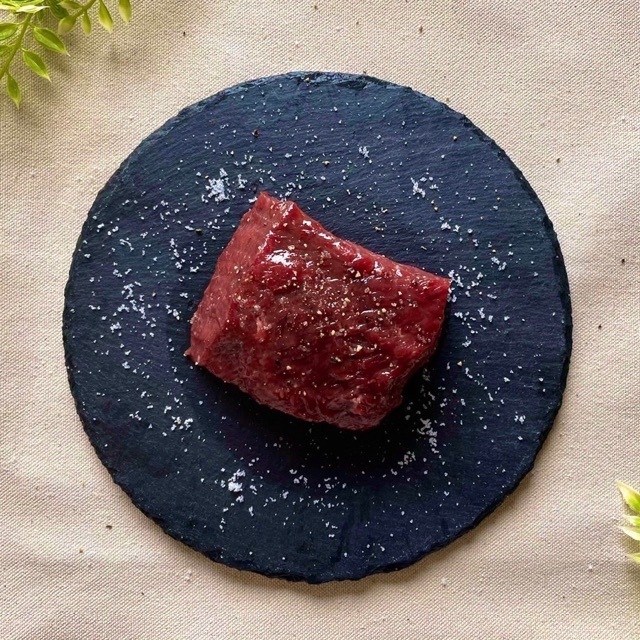 にんにくオイルで包んだ京都産鹿肉ステーキ 食品/飲料/酒の食品(肉)の商品写真