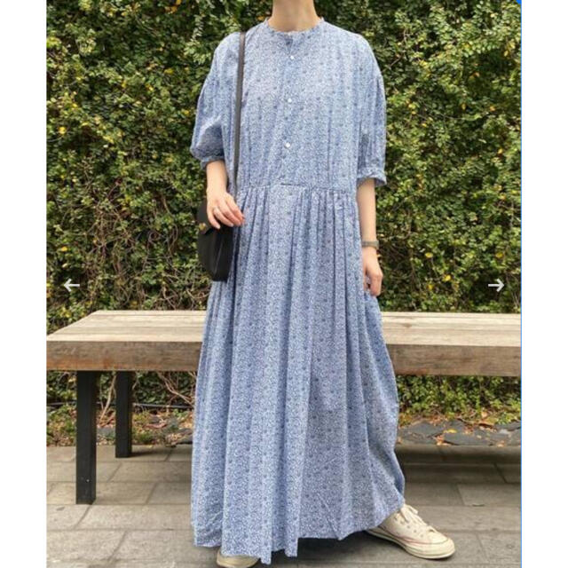 TOUJOURS トゥジューBLUE FLORAL GATHERED DRESS