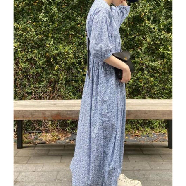 TOUJOURS トゥジューBLUE FLORAL GATHERED DRESS