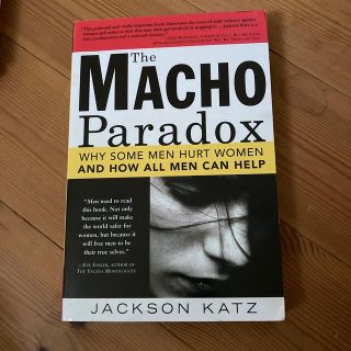 The Macho Paradox: Why Some Men Hurt Wom(洋書)