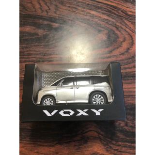 トヨタ(トヨタ)の【新品未使用】非売品　新型VOXY プルバックカー　シルバー(ミニカー)