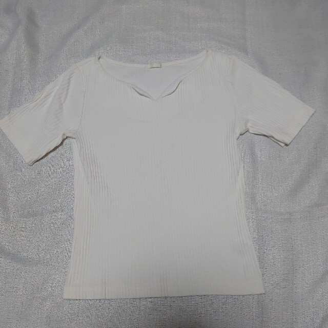 GU(ジーユー)のGU 白  トップス Sサイズ レディースのトップス(Tシャツ(半袖/袖なし))の商品写真