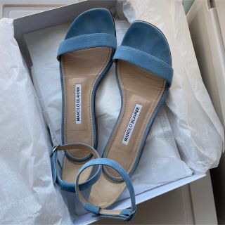 マノロブラニク(MANOLO BLAHNIK)のマノロブラニク　サンダル　CHAFLA  スエード　ブルー　サイズ35ハーフ(サンダル)