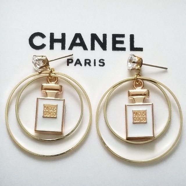 CHANEL(シャネル)のNo.5パフューム/二連フープピアス/WHITE ハンドメイドのアクセサリー(ピアス)の商品写真