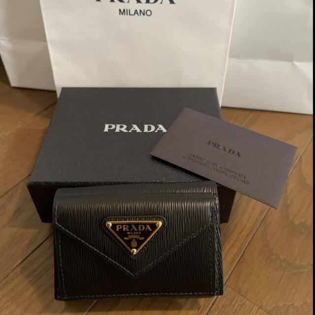 ミニ財布PRADA!三つ折り財布