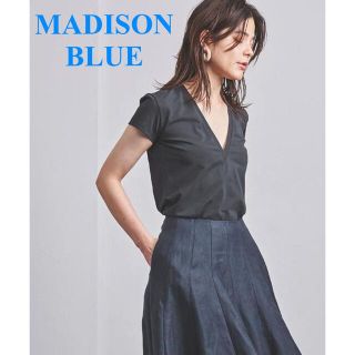 マディソンブルー(MADISONBLUE)の【新品未使用】マディソンブルー　DEEP VネックTシャツ　黒　美シルエット(Tシャツ(半袖/袖なし))