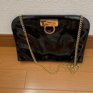 サルヴァトーレフェラガモ(Salvatore Ferragamo)のフェラガモ　チェーン　ショルダーバッグ(ショルダーバッグ)