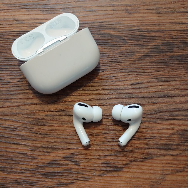 Apple(アップル)の【美品】AirPods　pro　ワイヤレスイヤホン　正規品 スマホ/家電/カメラのオーディオ機器(ヘッドフォン/イヤフォン)の商品写真