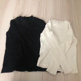 ユニクロ(UNIQLO)のUNIQLO GIRLS 長袖リブフリルハイネックT 白130 黒140(Tシャツ/カットソー)