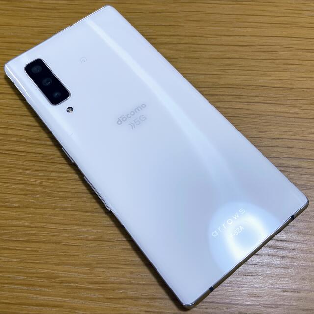 arrows(アローズ)のdocomo arrows NX9 F-52A ホワイト スマホ/家電/カメラのスマートフォン/携帯電話(スマートフォン本体)の商品写真