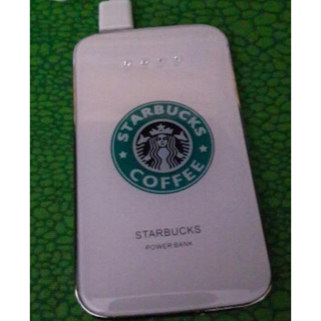 Starbucks Coffee(スターバックスコーヒー)の☆スタバ好き注目〜^ ^ スマホ充電器8800mAh☆ホワイト スマホ/家電/カメラのスマートフォン/携帯電話(バッテリー/充電器)の商品写真