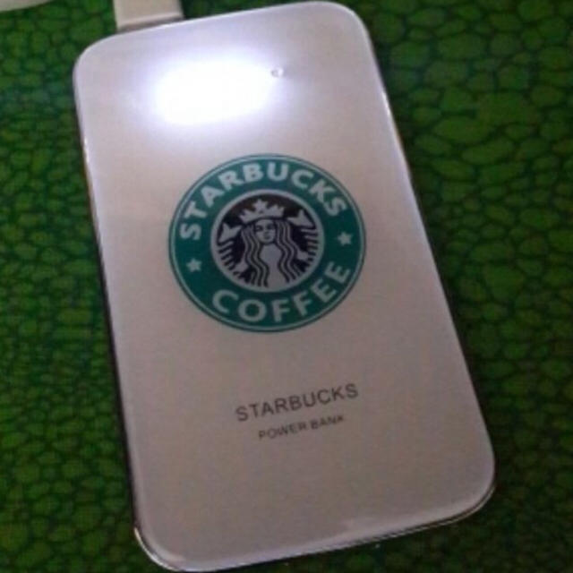 Starbucks Coffee(スターバックスコーヒー)の☆スタバ好き注目〜^ ^ スマホ充電器8800mAh☆ホワイト スマホ/家電/カメラのスマートフォン/携帯電話(バッテリー/充電器)の商品写真