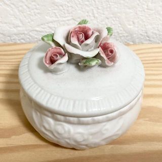 フランフラン(Francfranc)の薔薇モチーフ 陶器小物入れ アクセサリーケース 収納(小物入れ)