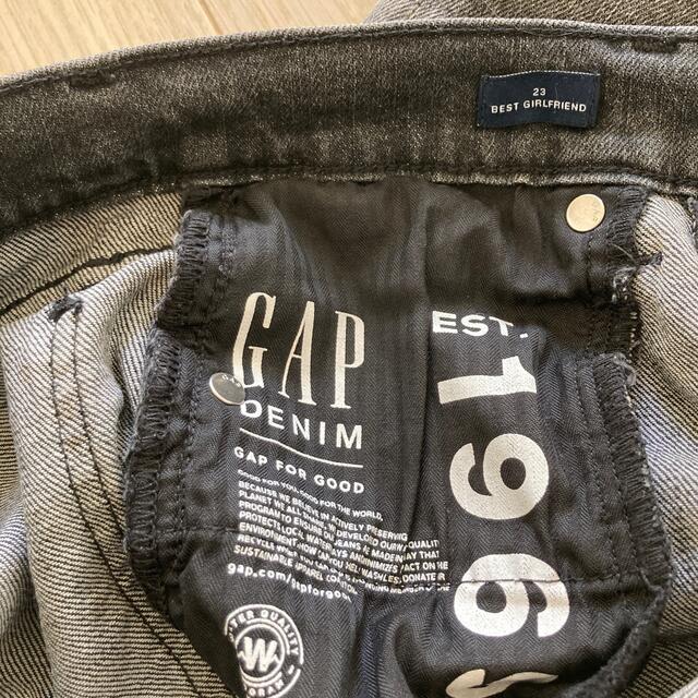 GAP(ギャップ)の切りっぱなし　ブラックデニム レディースのパンツ(デニム/ジーンズ)の商品写真