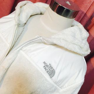 ザノースフェイス(THE NORTH FACE)の大人気★ノースフェイス☆真冬のホワイトフードパーカー フリース ジャケット送料込(ダウンコート)