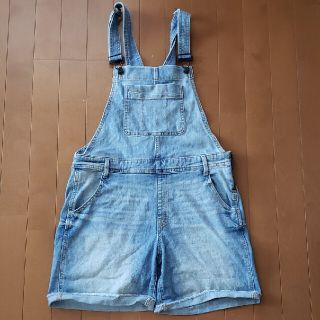 ギャップ(GAP)のGap デニムオーバーオールショートパンツ　M(サロペット/オーバーオール)