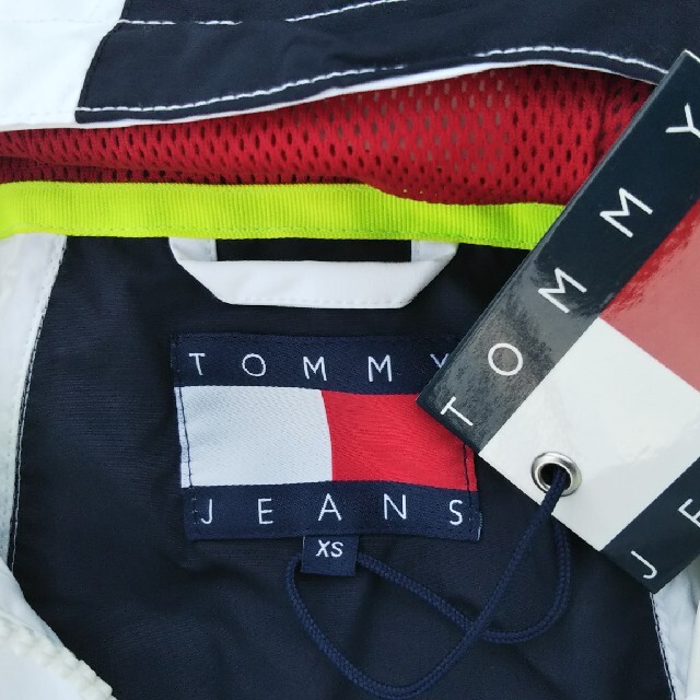 TOMMY HILFIGER(トミーヒルフィガー)の【お買い得3点セット】TOMMY JEANS JACKET XSサイズ、帽子2点 メンズのジャケット/アウター(ナイロンジャケット)の商品写真