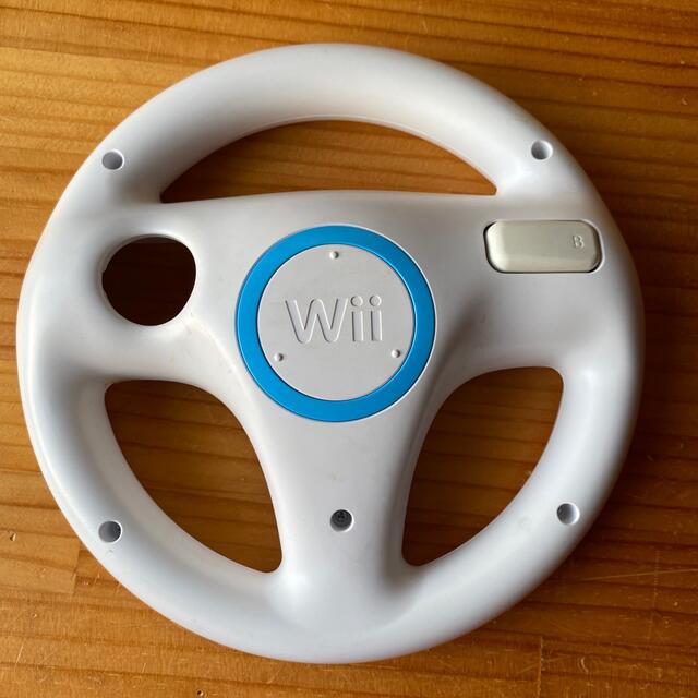 Wii(ウィー)のWii マリオカート ソフト&ハンドル エンタメ/ホビーのゲームソフト/ゲーム機本体(家庭用ゲームソフト)の商品写真