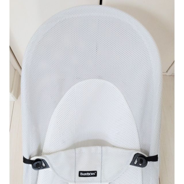 BABYBJORN(ベビービョルン)の　朝霧様専用 バウンサーバランスソフト メッシュ シルバー/ホワイト キッズ/ベビー/マタニティの寝具/家具(ベビーベッド)の商品写真