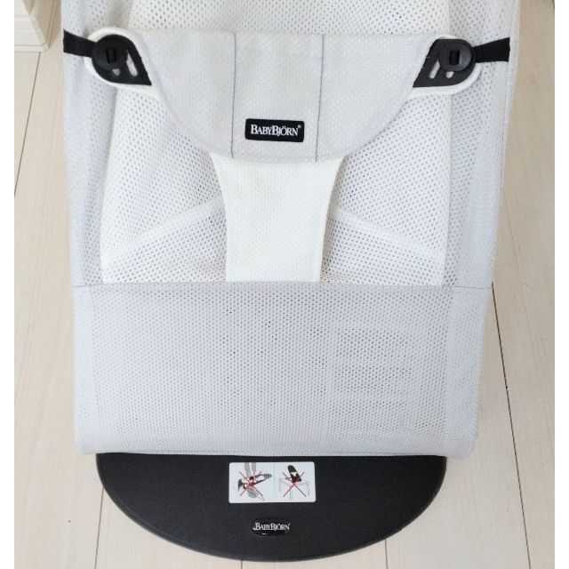 BABYBJORN(ベビービョルン)の　朝霧様専用 バウンサーバランスソフト メッシュ シルバー/ホワイト キッズ/ベビー/マタニティの寝具/家具(ベビーベッド)の商品写真