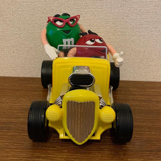 M&M(エムアンドエム)のm&m's ディスペンサー　ホットロッド&飛行機 エンタメ/ホビーのおもちゃ/ぬいぐるみ(キャラクターグッズ)の商品写真