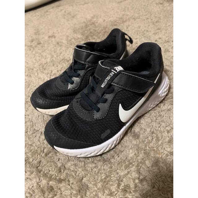 NIKE(ナイキ)のNIKE 17センチ　子供用　黒　スニーカー キッズ/ベビー/マタニティのキッズ靴/シューズ(15cm~)(スニーカー)の商品写真