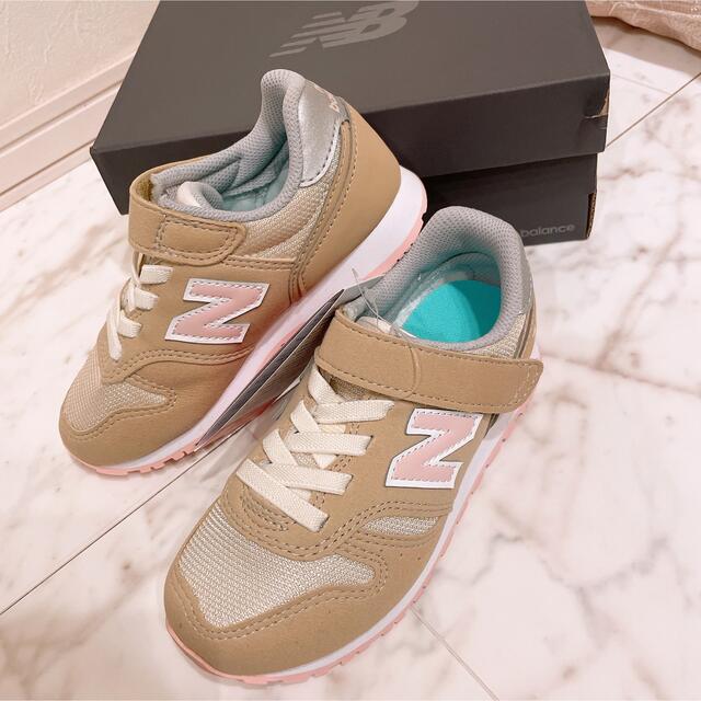 New Balance(ニューバランス)の18.0 新品 ニューバランス スニーカー 373 ベージュ キッズ ベビー キッズ/ベビー/マタニティのキッズ靴/シューズ(15cm~)(スニーカー)の商品写真