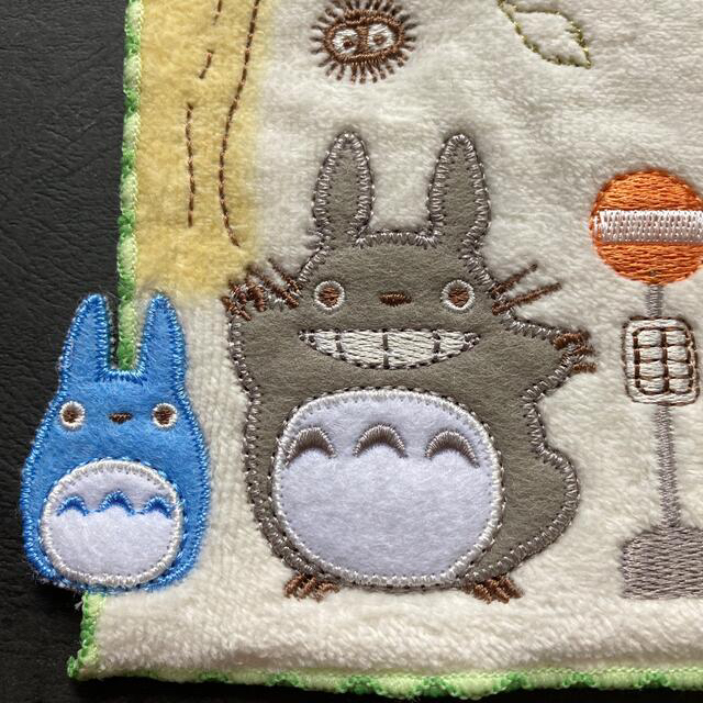 ジブリ(ジブリ)の刺繍　タオルハンカチ　となりのトトロ  エンタメ/ホビーのアニメグッズ(タオル)の商品写真