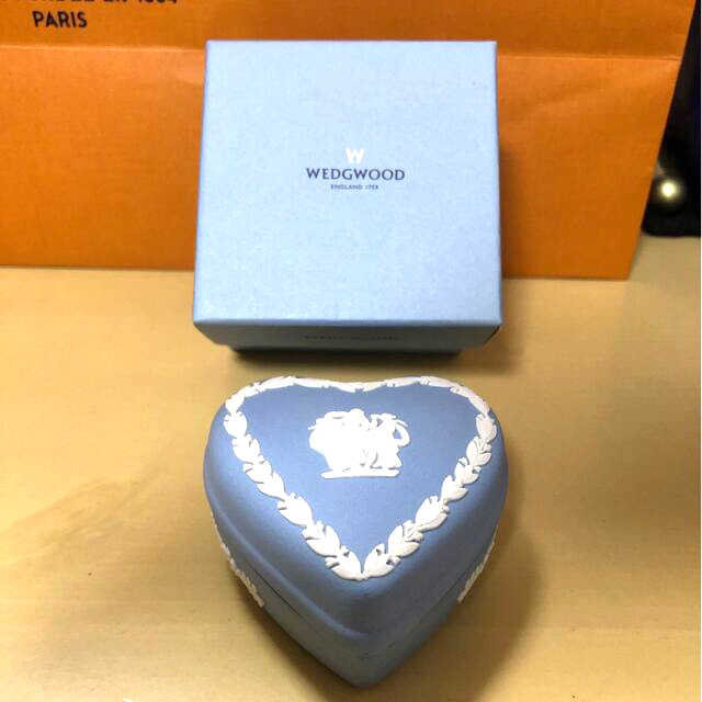 WEDGWOOD(ウェッジウッド)のネコキック様💕新品未使用💕WEDGWOOD💕ジャスパーブルー💕ハート型小物入れ💕 インテリア/住まい/日用品のインテリア小物(小物入れ)の商品写真