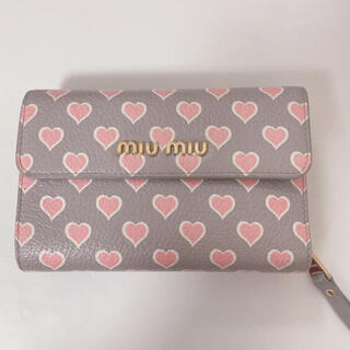 miumiu プリントマドラスハートレザー　財布三つ折り　グレー　ピンク