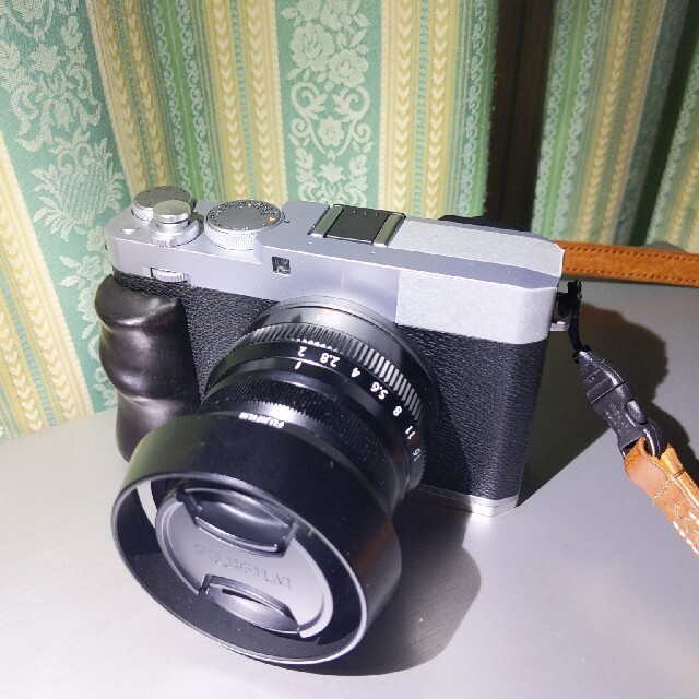 富士フイルム(フジフイルム)の超美品　富士フィルム　X-E4 木製ハンドグリップ スマホ/家電/カメラのカメラ(その他)の商品写真