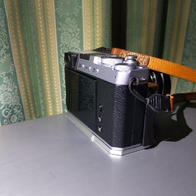 富士フイルム(フジフイルム)の超美品　富士フィルム　X-E4 木製ハンドグリップ スマホ/家電/カメラのカメラ(その他)の商品写真